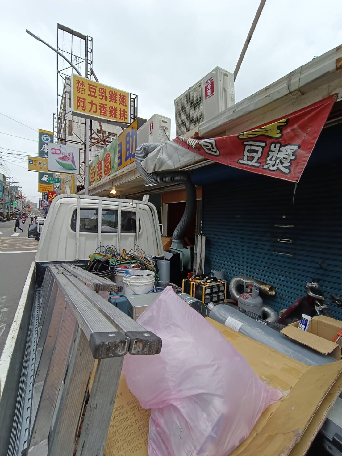 靜電機安裝-香雞排跟豆乳雞是台灣著名的小吃