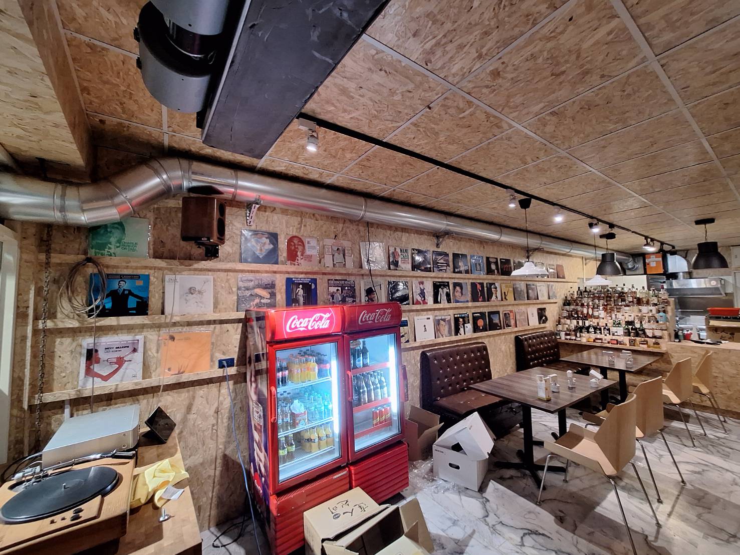 小坪數披薩店，也能做到強效除油煙、低噪音、零擾鄰。