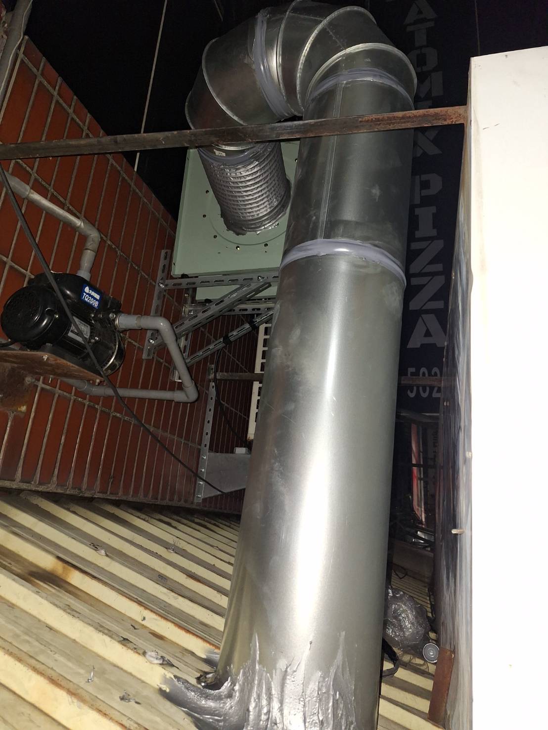 小坪數披薩店，也能做到強效除油煙、低噪音、零擾鄰