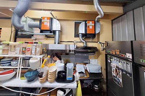 牛排店廚房安裝實例｜靜電機＋風車系統整合
